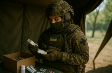 20251003_2024_Військовий_медик_оглядає_ліки_remix_01k6nhgkm3eh5rm5m2khhfbvhd